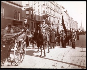 1896年、ニューヨークの5番街の東の57番街に並んだ聖パトリックの日パレードの眺め（銀ゼラチンプリント）